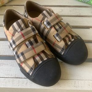 Burberry market check tennis shoe 34